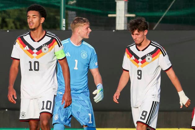 Francis Onyeka (Germany), Torhueter Florian Hellstern (Germany) und Otto Stange (Germany) schauen enttaeuscht, UEFA European Under-19 Championship 2026 Final, Spain v Germany, Racecourse Ground am 11. July 2026 in Wrexham, Vereinigtes Königreich. (Foto von Marco Steinbrenner DeFodi Images) Francis Onyeka (Germany), Torhueter Florian Hellstern (Germany) und Otto Stange (Germany) look dejected, UEFA European Under-19 Championship 2026 Final, Spain v Germany, Racecourse Ground, July 11, 2026 in Wrexham, United Kingdom. (Photo by Marco Steinbrenner DeFodi Images) - *** Francis Onyeka (Germany), goalkeeper Florian Hellstern (Germany), and Otto Stange (Germany) look disappointed, 2026 UEFA European Under-19 Championship Final, Spain vs. Germany, Racecourse Ground on July 11, 2026, in Wrexham, United Kingdom. Photo by Marco Steinbrenner, DeFodi Images. Francis Onyeka (Germany), goalkeeper Florian Hellstern (Germany) and Otto Stange (Germany) look dejected, UEFA European Under-19 Championship 2026 Final, Spain vs. Germany, Racecourse Ground, July 11, 2026, in Wrexham, United Kingdom. Photo by Marco Steinbrenner, DeFodi Images