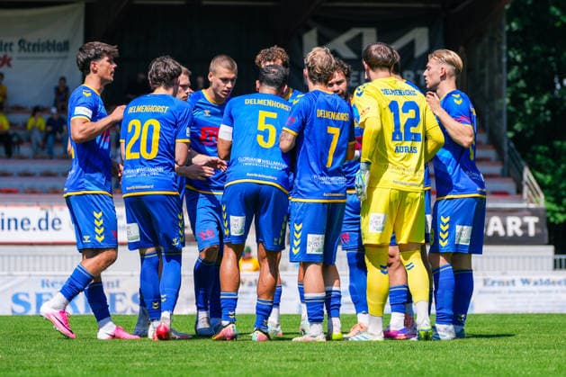 Deutschland: Fussball Regionalliga, 3. Liga, Saison 2026 27, Testspiel, SV Atlas Delmenhorst vs TSV Havelse, 11.07.2026, Städtisches Stadion an der Düsternortstraße (Delmenhorst, Niedersachsen) Atlas Delmenhorst Teamkreis *** German Regional League (3rd Division), 2026–27 Season, Friendly Match, SV Atlas Delmenhorst vs. TSV Havelse, July 11, 2026, Municipal Stadium on Düsternortstraße, Delmenhorst, Lower Saxony, Atlas Delmenhorst Team Circle Copyright: xLeonxFrickx