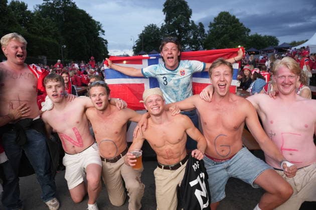 Fotball-VM 2026: Norge - England Oslo 20260711. Publikum for VM-kampen mellom Norge og England som vises pa storskjerm i Oslo sentrum lordag kveld. Foto: Javad Parsa NTB Oslo Norge EDITORIAL USE ONLY. RESTRICTED USE FOR BETTING COMPANIES Ref:_SPOSidNE0Q2KTQ.jpg *** 2026 World Cup Norway England Oslo 20260711 Spectators watching the World Cup match between Norway and England on a big screen in downtown Oslo on Saturday evening. Photo: Javad Parsa, NTB, Oslo, Norway. EDITORIAL USE ONLY. RESTRICTED USE FOR BETTING COMPANIES  Copyright: xJavadxParsax xNTBx