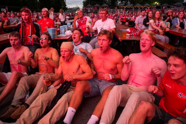 Fotball-VM 2026: Norge - England Oslo 20260711. Publikum ror for VM-kampen mellom Norge og England som vises pa storskjerm i Oslo sentrum lordag kveld. Foto: Javad Parsa NTB Oslo Norge EDITORIAL USE ONLY. RESTRICTED USE FOR BETTING COMPANIES Ref:_SPOj6hYVubr5pk.jpg *** 2026 World Cup Norway England Oslo 20260711 Spectators cheer during the World Cup match between Norway and England, shown on a big screen in downtown Oslo on Saturday evening. Photo: Javad Parsa, NTB, Oslo, Norway. EDITORIAL USE ONLY. RESTRICTED USE FOR BETTING COMPANIES  Copyright: xJavadxParsax xNTBx