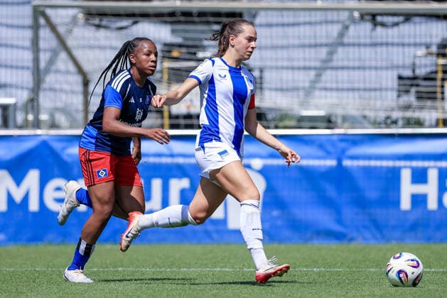 v.li.: Celainy Obispo (Hamburger SV, 5) und Clara Dreher (Hertha BSC, 9) im Zweikampf, Duell, Dynamik, Aktion, Action, Spielszene, 11.07.2026, Hamburg (Deutschland), Fussball, Testspiel Frauen, Hamburger SV - Hertha BSC *** v li Celainy Obispo (Hamburger SV), 5, and Clara Dreher (Hertha BSC), 9, in a one-on-one battle, duel, dynamic play, action, game scene, July 11, 2026, Hamburg, Germany, soccer, women s friendly match, Hamburger SV vs. Hertha BSC xobx