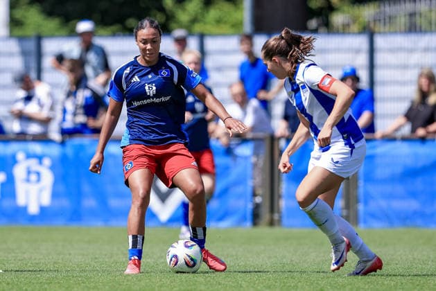 v.li.: Melina Krüger (Hamburger SV, HSV, 9) und Clara Dreher (Hertha BSC, 9) im Zweikampf, Duell, Dynamik, Aktion, Action, Spielszene, 11.07.2026, Hamburg (Deutschland), Fussball, Testspiel Frauen, Hamburger SV - Hertha BSC *** From left: Melina Krüger (Hamburger SV, HSV), 9, and Clara Dreher (Hertha BSC), 9, in a one-on-one battle, duel, dynamic play, action, game scene, July 11, 2026, Hamburg, Germany, soccer, women s friendly match, Hamburger SV vs. Hertha BSC xobx