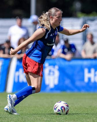 Nina Räcke (Hamburger SV, HSV, 39) am Ball, Freisteller, Einzelbild, Ganzkörper, Aktion, Action, Spielszene, 11.07.2026, Hamburg (Deutschland), Fussball, Testspiel Frauen, Hamburger SV - Hertha BSC *** Nina Räcke, Hamburger SV (HSV), 39, on the ball, cutout, single image, full body, action, game scene, July 11, 2026, Hamburg, Germany, soccer, women s friendly match, Hamburger SV vs. Hertha BSC xobx