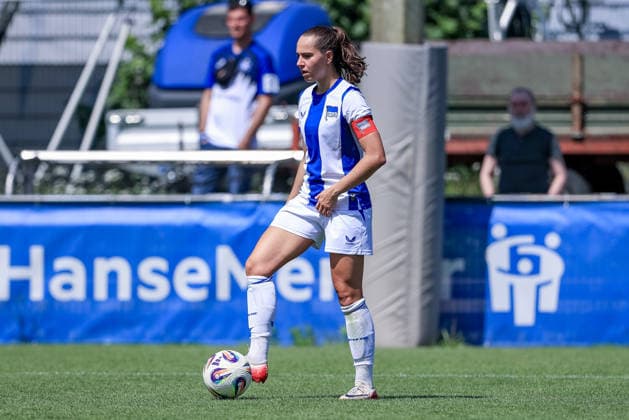Clara Dreher (Hertha BSC, 9) am Ball, Freisteller, Einzelbild, Ganzkörper, Aktion, Action, Spielszene, 11.07.2026, Hamburg (Deutschland), Fussball, Testspiel Frauen, Hamburger SV - Hertha BSC *** Clara Dreher, Hertha BSC, No. 9 with the ball, cutout, single frame, full body, action, game scene, July 11, 2026, Hamburg, Germany, soccer, women s friendly match, Hamburger SV vs. Hertha BSC xobx