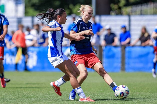 v.li.: Sari Saeland (Hertha BSC, 14) und Paulina Bartz (Hamburger SV, HSV, 37) im Zweikampf, Duell, Dynamik, Aktion, Action, Spielszene, 11.07.2026, Hamburg (Deutschland), Fussball, Testspiel Frauen, Hamburger SV - Hertha BSC *** From left: Sari Saeland (Hertha BSC), 14, and Paulina Bartz (Hamburger SV, HSV), 37, in a one-on-one battle, duel, dynamic moment, action, game scene, July 11, 2026, Hamburg, Germany, soccer, women’s friendly match, Hamburger SV vs. Hertha BSC xobx