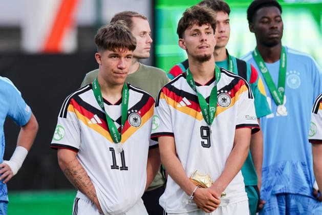 Moritz Reimers (Germany) und Otto Stange (Germany) schauen enttaeuscht, UEFA European Under-19 Championship 2026 Final, Spain v Germany, Racecourse Ground am 11. July 2026 in Wrexham, Vereinigtes Königreich. (Foto von Marco Steinbrenner DeFodi Images) Moritz Reimers (Germany) und Otto Stange (Germany) look dejected, UEFA European Under-19 Championship 2026 Final, Spain v Germany, Racecourse Ground, July 11, 2026 in Wrexham, United Kingdom. (Photo by Marco Steinbrenner DeFodi Images) - *** Moritz Reimers (Germany) and Otto Stange (Germany) look disappointed, 2026 UEFA European Under-19 Championship Final, Spain vs. Germany, Racecourse Ground on July 11, 2026, in Wrexham, United Kingdom. Photo by Marco Steinbrenner, DeFodi Images. Moritz Reimers (Germany) and Otto Stange (Germany) look dejected, UEFA European Under-19 Championship 2026 Final, Spain vs. Germany, Racecourse Ground, July 11, 2026, in Wrexham, United Kingdom. Photo by Marco Steinbrenner, DeFodi Images