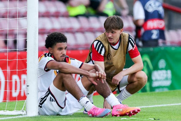 Francis Onyeka (Germany) und Kacper Koscierski (Germany) schauen enttaeuscht, UEFA European Under-19 Championship 2026 Final, Spain v Germany, Racecourse Ground am 11. July 2026 in Wrexham, Vereinigtes Königreich. (Foto von Marco Steinbrenner DeFodi Images) Francis Onyeka (Germany) und Kacper Koscierski (Germany) look dejected, UEFA European Under-19 Championship 2026 Final, Spain v Germany, Racecourse Ground, July 11, 2026 in Wrexham, United Kingdom. (Photo by Marco Steinbrenner DeFodi Images) - *** Francis Onyeka (Germany) and Kacper Koscierski (Germany) look disappointed, 2026 UEFA European Under-19 Championship Final, Spain vs. Germany, Racecourse Ground on July 11, 2026, in Wrexham, United Kingdom. Photo by Marco Steinbrenner, DeFodi Images. Francis Onyeka (Germany) and Kacper Koscierski (Germany) look dejected, UEFA European Under-19 Championship 2026 Final, Spain vs. Germany, Racecourse Ground, July 11, 2026, in Wrexham, United Kingdom. Photo by Marco Steinbrenner, DeFodi Images