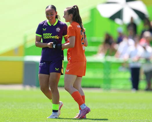 11.07.2026, SUI, Fussball, Frauen, Testspiel, Saison 2026 2027, FC Zürich vs. VfB Stuttgart Shanae Tsawa (16, FC Zürich, li.) freut sich mit Riana Gmür (21, FC Zürich) über das 2:1 für den FC Zürich Foto: Urs Ottiger IMAGO Zürich Sportzentrum Heerenschürli Zürich Switzerland *** July 11, 2026, SUI, Soccer, Women, Friendly Match, 2026–2027 Season, FC Zurich vs. VfB Stuttgart: Shanae Tsawa (16), FC Zurich (left), celebrates with Riana Gmür (21), FC Zurich, after FC Zurich’s 2–1 victory. Photo by Urs Ottiger, IMAGO. Zurich Sports Center, Heerenschürli, Zurich, Switzerland