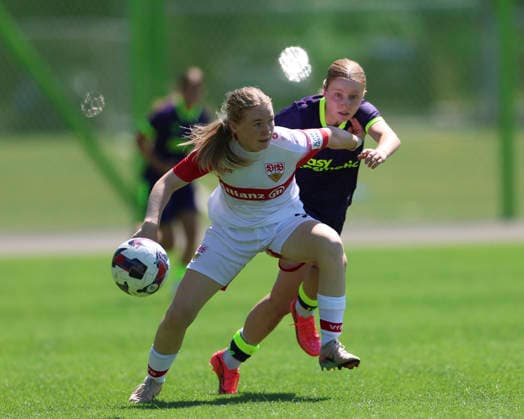 11.07.2026, SUI, Fussball, Frauen, Testspiel, Saison 2026 2027, FC Zürich vs. VfB Stuttgart Linette Hofmann (2, VfB Stuttgart, li.) im Zweikampf mit Foto: Urs Ottiger IMAGO Zürich Sportzentrum Heerenschürli Zürich Switzerland *** July 11, 2026, SUI, Soccer, Women, Friendly Match, 2026–2027 Season, FC Zurich vs. VfB Stuttgart: Linette Hofmann (2), VfB Stuttgart, left, in a tackle; photo by Urs Ottiger, IMAGO, Zurich Sports Center Heerenschürli, Zurich, Switzerland