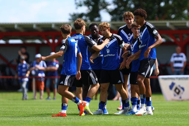 9 Joonas Frenzel (Hamburger SV U21, U 21 bejubelt mit seinen Teamkollegen seinen Treffer zum 0:1. Fußball I Herren I Testspiel I Saison 2026-2027 I Rot-Weiß Oberhausen - Hamburger SV U21 I 11.07.2026 I Sportplatz Eicklingen *** 9 Joonas Frenzel of Hamburger SV U21 celebrates his goal—making the score 0–1—with his teammates. Soccer Men’s Friendly Match 2026–2027 Season Rot-Weiß Oberhausen vs. Hamburger SV U21 July 11, 2026 Eicklingen Sports Field