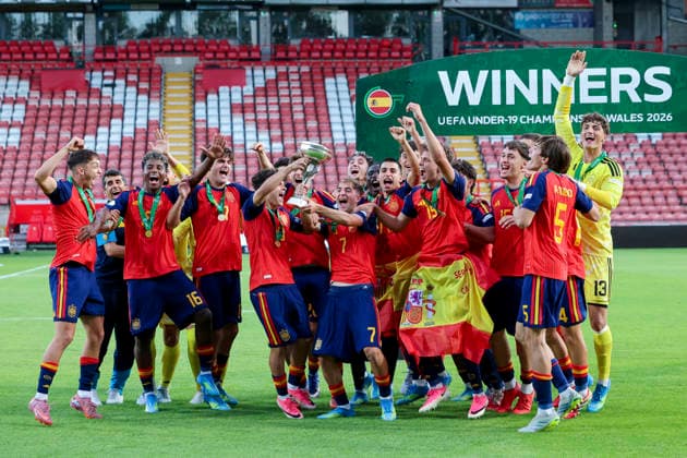 Die Spieler aus Spanien bejubeln mit dem Siegerpokal und den Goldmedaillen den Gewinn des Europameistertitels, UEFA European Under-19 Championship 2026 Final, Spain v Germany, Racecourse Ground am 11. July 2026 in Wrexham, Vereinigtes Königreich. (Foto von Marco Steinbrenner DeFodi Images) The Spanish players celebrate winning the European Championship, EM, Europameisterschaft title with the trophy and their gold medals, UEFA European Under-19 Championship 2026 Final, Spain v Germany, Racecourse Ground, July 11, 2026 in Wrexham, United Kingdom. (Photo by Marco Steinbrenner DeFodi Images) - *** The Spanish players celebrate winning the European Championship title with the trophy and their gold medals, UEFA European Under-19 Championship 2026 Final, Spain vs. Germany, Racecourse Ground on July 11, 2026, in Wrexham, United Kingdom. Photo by Marco Steinbrenner, DeFodi Images. The Spanish players celebrate winning the European Championship title with the trophy and their gold medals, UEFA European Under-19 Championship 2026 Final, Spain vs. Germany, Racecourse Ground, July 11, 2026, in Wrexham, United Kingdom. Photo by Marco Steinbrenner, DeFodi Images