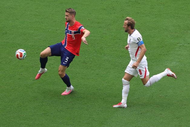 FIFA World Cup, WM, Weltmeisterschaft, Fussball 2026 quarterfinals - Norway vs England Kristoffer Ajer of Norway (L) and Harry Kane of England in action during the FIFA World Cup 2026 quarterfinals match Norway against England, in Miami, USA, 11 July 2026. MIAMI United States  Copyright: xCRISTOBALxHERRERA-ULASHKEVICHx