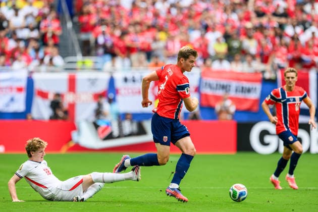 260711 Anthony Gordon of England and Alexander Sorloth of Norway during the FIFA World Cup, WM, Weltmeisterschaft, Fussball 2026 quarter-final football match between Norway and England on July 11, 2026 in Miami. Photo: Vegard Grott BILDBYRAN kod VG VG0992 bbeng fotboll football soccer fotball vm fotbolls-vm fotball-vm fotbolls-vm 2026 fifa world cup 2026 kvartfinale kvartsfinal quarterfinal quarter-final england norge norway *** July 11, 2026: Anthony Gordon of England and Alexander Sorloth of Norway during the 2026 FIFA World Cup quarterfinal soccer match between Norway and England on July 11, 2026 in Miami. Photo by Vegard Grott, BILDBYRAN. Code: VG VG0992 bbeng soccer football fotball World Cup soccer World Cup 2026 FIFA World Cup 2026 quarterfinal quarterfinals quarterfinal quarter final England Norway  Copyright: VEGARDxGRoTT BB260711VG033