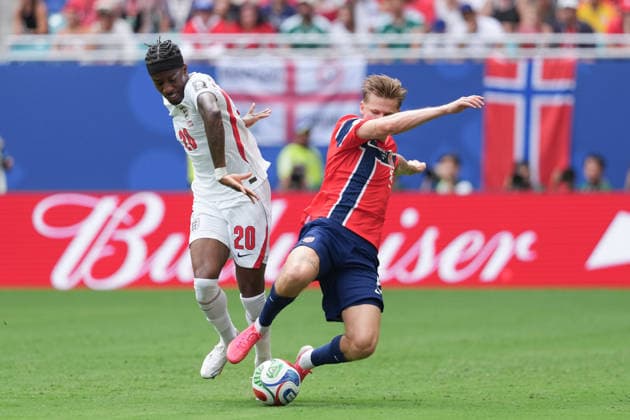 David Moller Wolfe (R) of Norway vies for the ball with Noni Madueke of England during a 2026 FIFA World Cup, WM, Weltmeisterschaft, Fussball quarterfinal match between Norway and England at Hard Rock stadium in Miami, United States, 11 July 2026. FIFA World Cup 2026 - quarterfinal - Norway vs. England !ACHTUNG: NUR REDAKTIONELLE NUTZUNG!  Copyright: xOctavioxGuzmánx GR6025 20260711-55020870022_1