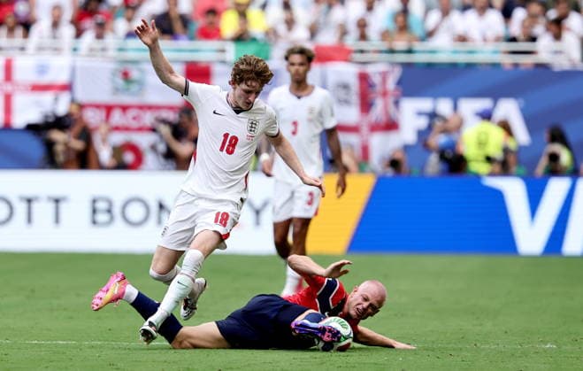 FIFA World Cup, WM, Weltmeisterschaft, Fussball 2026 quarterfinals - Norway vs England Anthony Gordon (top) of England and Julian Ryerson (bottom) of Norway in action during the FIFA World Cup 2026 quarterfinals match Norway against England, in Miami, USA, 11 July 2026. MIAMI United States  Copyright: xRONALDxWITTEKx