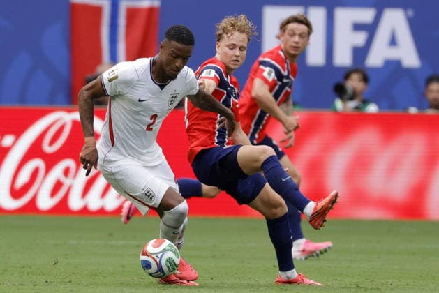 FIFA World Cup, WM, Weltmeisterschaft, Fussball 2026 quarterfinals - Norway vs England Ezri Konsa of England (L) in action against Andreas Schjelderup of Norway (R) during the FIFA World Cup 2026 quarterfinals match Norway against England, in Miami, Florida, USA, 11 July 2026. MIAMI United States  Copyright: xSHAWNxTHEWx