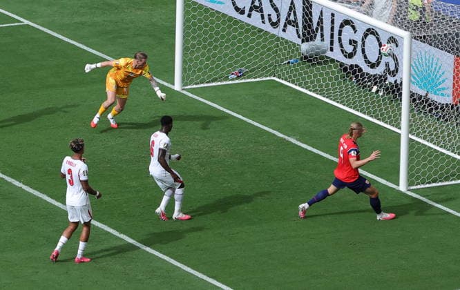 FIFA World Cup, WM, Weltmeisterschaft, Fussball 2026 quarterfinals - Norway vs England Goalkeeper Jordan Pickford of England concedes the 0-1 in action during the FIFA World Cup 2026 quarterfinals match Norway against England, in Miami, USA, 11 July 2026. MIAMI United States  Copyright: xCRISTOBALxHERRERA-ULASHKEVICHx