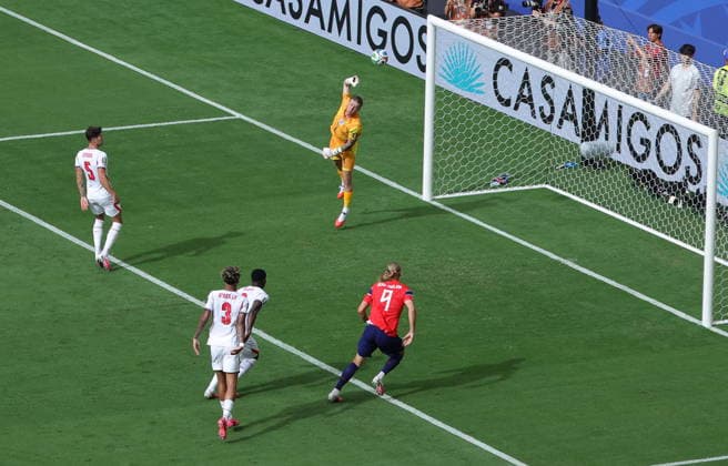 FIFA World Cup, WM, Weltmeisterschaft, Fussball 2026 quarterfinals - Norway vs England Goalkeeper Jordan Pickford of England concedes the 0-1 in action during the FIFA World Cup 2026 quarterfinals match Norway against England, in Miami, USA, 11 July 2026. MIAMI United States  Copyright: xCRISTOBALxHERRERA-ULASHKEVICHx