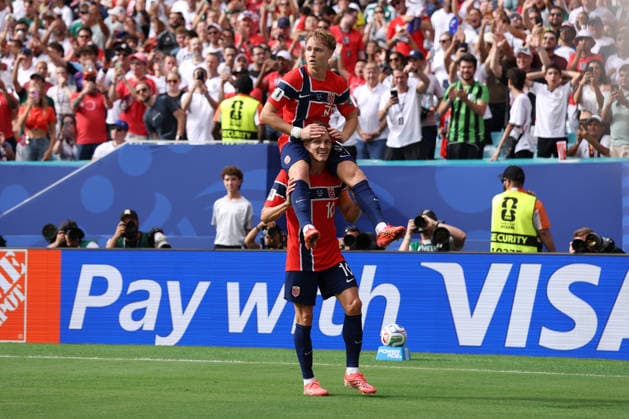 Football - FIFA World Cup, WM, Weltmeisterschaft, Fussball - Quarter Final - Norway v England 11th July 2026 - FIFA World Cup - Quarter Final - Norway v England - Andreas Schjelderup of Norway sits on top of the shoulders of Martin Odegaard of Norway as he celebrates after scoring their 1st goal - Photo: Simon Stacpoole Offside. Miami USA *** Fußball: FIFA-Weltmeisterschaft, Viertelfinale Norwegen gegen England, 11. Juli 2026 FIFA-Weltmeisterschaft, Viertelfinale Norwegen gegen England: Der Norweger Andreas Schjelderup sitzt auf den Schultern seines Landsmanns Martin Odegaard und jubelt nach dem ersten Tor. Foto: Simon Stacpoole, Offside, Miami, USA  Copyright: xSimonxStacpoolexOffside