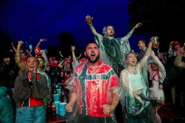 Fotball-VM 2026: Norge - England Oslo 20260711. Publikum ser pa VM-kampen mellom Norge og England som vises pa storskjerm i Oslo sentrum lordag kveld. Foto: Javad Parsa NTB Oslo Norge EDITORIAL USE ONLY. RESTRICTED USE FOR BETTING COMPANIES Ref:_SPOhBRbWAOBSAo.jpg *** 2026 World Cup Norway England Oslo 20260711 Spectators watch the World Cup match between Norway and England, shown on a big screen in downtown Oslo on Saturday evening. Photo: Javad Parsa, NTB, Oslo, Norway. EDITORIAL USE ONLY. RESTRICTED USE FOR BETTING COMPANIES  Copyright: xJavadxParsax xNTBx