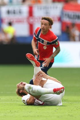 Football - FIFA World Cup, WM, Weltmeisterschaft, Fussball - Quarter Final - Norway v England 11th July 2026 - FIFA World Cup - Quarter Final - Norway v England - Harry Kane of England goes down injured before Norway went on to score their opening goal - Photo: Simon Stacpoole Offside. Miami USA *** Fußball: FIFA-Weltmeisterschaft, Viertelfinale Norwegen gegen England, 11. Juli 2026 FIFA-Weltmeisterschaft, Viertelfinale Norwegen gegen England: Harry Kane aus England geht verletzt zu Boden, bevor Norwegen sein erstes Tor erzielt. Foto: Simon Stacpoole, Offside, Miami, USA  Copyright: xSimonxStacpoolexOffside