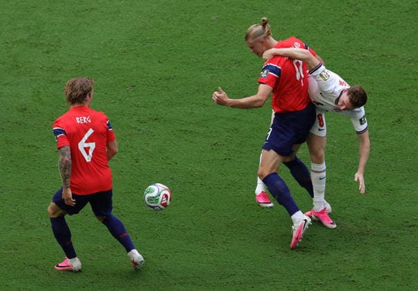 FIFA World Cup, WM, Weltmeisterschaft, Fussball 2026 quarterfinals - Norway vs England Elliot Anderson of England (R) and Erling Haaland of Norway in action during the FIFA World Cup 2026 quarterfinals match Norway against England, in Miami, USA, 11 July 2026. MIAMI United States  Copyright: xCRISTOBALxHERRERA-ULASHKEVICHx