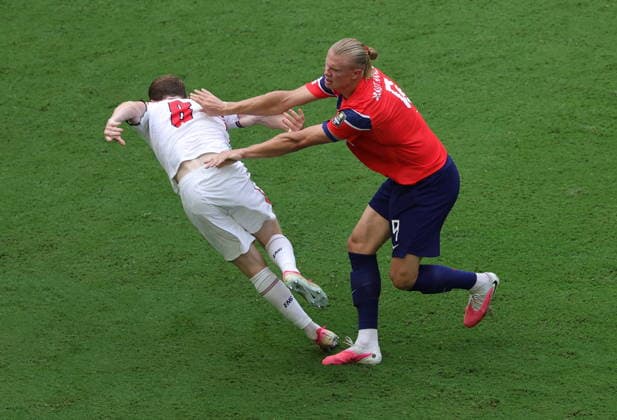 FIFA World Cup, WM, Weltmeisterschaft, Fussball 2026 quarterfinals - Norway vs England Elliot Anderson of England (L) and Erling Haaland of Norway in action during the FIFA World Cup 2026 quarterfinals match Norway against England, in Miami, USA, 11 July 2026. MIAMI United States  Copyright: xCRISTOBALxHERRERA-ULASHKEVICHx