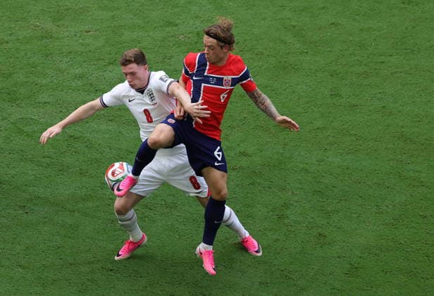 FIFA World Cup, WM, Weltmeisterschaft, Fussball 2026 quarterfinals - Norway vs England Elliot Anderson of England (L) and Patrick Berg of Norway in action during the FIFA World Cup 2026 quarterfinals match Norway against England, in Miami, USA, 11 July 2026. MIAMI United States  Copyright: xCRISTOBALxHERRERA-ULASHKEVICHx