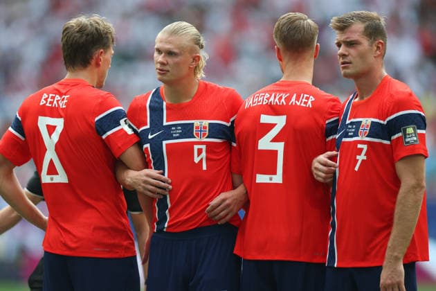 Norway v England: Quarter Final - FIFA World Cup, WM, Weltmeisterschaft, Fussball 2026 MIAMI GARDENS, FLORIDA - JULY 11: Erling Haaland of Norway (2L) stands with Sander Berge of Norway (L), Kristoffer Ajer of Norway (2R) and Alexander Sorloth of Norway (R) during the FIFA World Cup 2026 Quarter Final match between Norway and England at Miami Stadium on July 11, 2026 in Miami Gardens, United States. (Photo by Charlotte Wilson Offside Offside via Getty Images) Miami Gardens Florida United States *** Norwegen gegen England – Viertelfinale der FIFA-Weltmeisterschaft 2026 – MIAMI GARDENS, FLORIDA – 11. JULI: Erling Haaland aus Norwegen (2. v. l.) steht neben Sander Berge aus Norwegen (l.), Kristoffer Ajer aus Norwegen (2. von rechts) und Alexander Sorloth aus Norwegen (rechts) während des Viertelfinalspiels der FIFA-Weltmeisterschaft 2026 zwischen Norwegen und England im Miami Stadium am 11. Juli 2026 in Miami Gardens, Vereinigte Staaten. Foto: Charlotte Wilson Offside Offside via Getty Images Miami Gardens, Florida, Vereinigte Staaten  Copyright: xCharlottexWilson OffsidexOffside 776447939