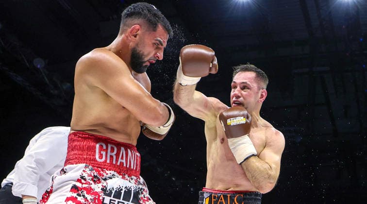 Stuttgart , Boxen Felix Sturm vs. Granit Stein, v.l. Granit Stein und Felix Sturm *** Stuttgart, Boxing: Felix Sturm vs. Granit Stein; from left: Granit Stein and Felix Sturm