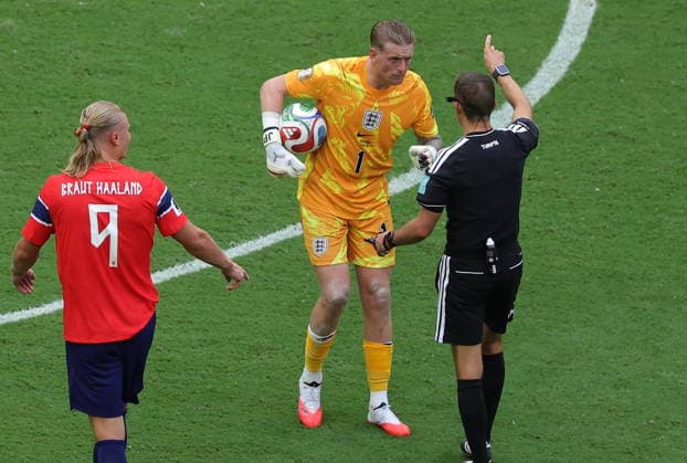 FIFA World Cup, WM, Weltmeisterschaft, Fussball 2026 quarterfinals - Norway vs England Goalkeeper Jordan Pickford of England (C) talks to referee Clement Turpin of France during the FIFA World Cup 2026 quarterfinals match Norway against England, in Miami, USA, 11 July 2026. MIAMI United States  Copyright: xCRISTOBALxHERRERA-ULASHKEVICHx