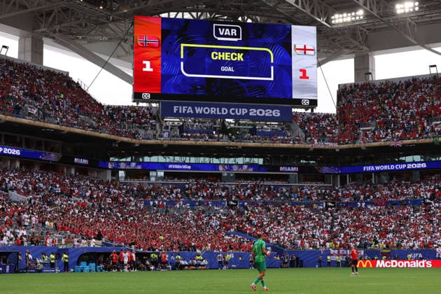Football - FIFA World Cup, WM, Weltmeisterschaft, Fussball - Quarter Final - Norway v England 11th July 2026 - FIFA World Cup - Quarter Final - Norway v England - The big screen displays the decision to refer Norway s 2nd goal to the Video Assistant Referee (VAR) - Photo: Simon Stacpoole Offside. Miami USA *** Fußball: FIFA-Weltmeisterschaft, Viertelfinale: Norwegen gegen England, 11. Juli 2026 FIFA-Weltmeisterschaft, Viertelfinale: Norwegen gegen England Auf der Großleinwand wird die Entscheidung gezeigt, das zweite Tor Norwegens dem Video-Schiedsrichter (VAR) zur Überprüfung vorzulegen. Foto: Simon Stacpoole – Abseits, Miami, USA  Copyright: xSimonxStacpoolexOffside