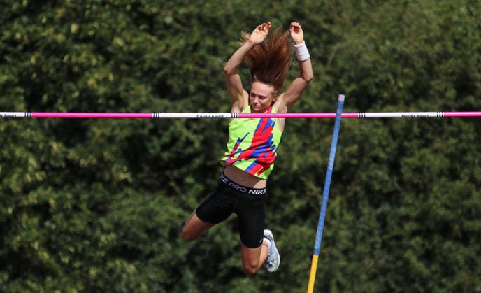 Norddeutsche Leichtathletik-Meisterschaften in Bremen: Paula Löbe (SC Rönnau 74) siegte im Stabhochsprung der Frauen. *** North German Track and Field Championships in Bremen: Paula Löbe of SC Rönnau 74 won the women s pole vault