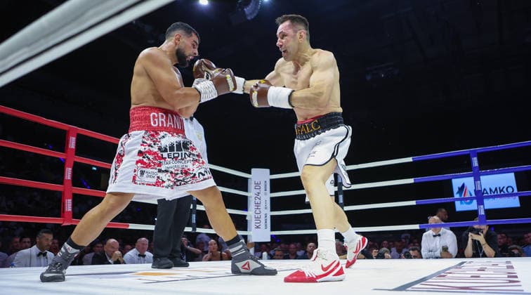 Stuttgart , Boxen Felix Sturm vs. Granit Stein, v.l. Granit Stein und Felix Sturm *** Stuttgart, Boxing: Felix Sturm vs. Granit Stein; from left: Granit Stein and Felix Sturm