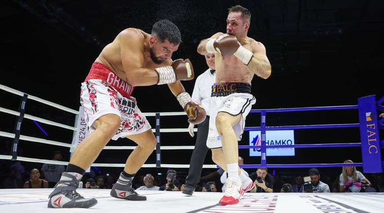 Stuttgart , Boxen Felix Sturm vs. Granit Stein, v.l. Granit Stein und Felix Sturm *** Stuttgart, Boxing: Felix Sturm vs. Granit Stein; from left: Granit Stein and Felix Sturm