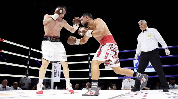 Stuttgart , Boxen Felix Sturm vs. Granit Stein, v.l.Felix Sturm und Granit Stein *** Stuttgart, Boxing: Felix Sturm vs. Granit Stein; from left: Felix Sturm and Granit Stein