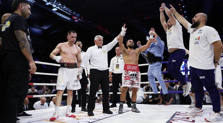 Stuttgart , Boxen Felix Sturm vs. Granit Stein, Granit Stein (recht) gewinnt den Kampf *** Stuttgart, Boxing: Felix Sturm vs. Granit Stein; Granit Stein wins by right-hand punch