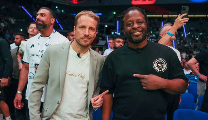 Stuttgart , Boxen Felix Sturm vs. Granit Stein, v.l. Oliver Pocher und Mola Adebisi *** Stuttgart, Boxing: Felix Sturm vs. Granit Stein; from left: Oliver Pocher and Mola Adebisi