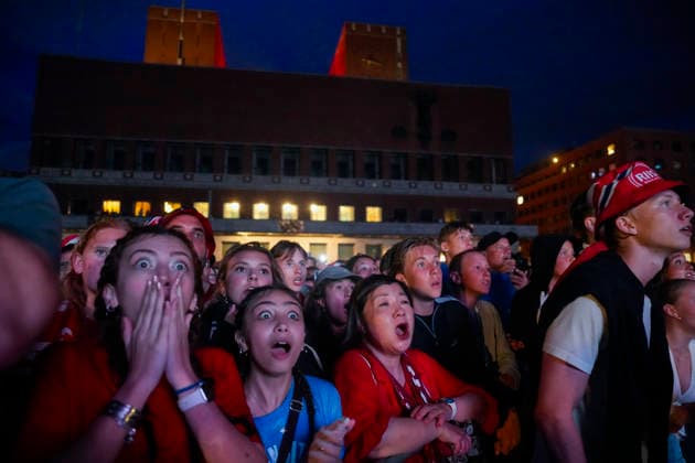 World Cup 2026: Norway - England Oslo 20260712. Audiences watch the World Cup match between Norway and England shown on a big screen in central Oslo on Saturday evening. Photo: Javad Parsa NTB Oslo Norway EDITORIAL USE ONLY. RESTRICTED USE FOR BETTING COMPANIES Ref:_SPOIuPtzmnQLEc.jpg *** 2026 World Cup Norway England Oslo July 12, 2026 Spectators watch the World Cup match between Norway and England shown on a big screen in central Oslo on Saturday evening. Photo: Javad Parsa, NTB, Oslo, Norway. EDITORIAL USE ONLY. RESTRICTED USE FOR BETTING COMPANIES.  Copyright: xJavadxParsax xNTBx