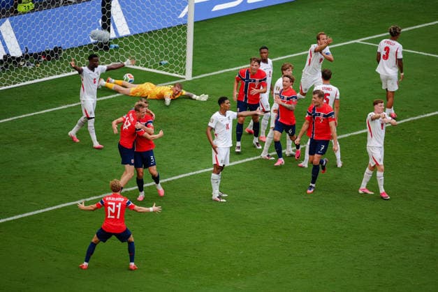 2026 FIFA World Cup, WM, Weltmeisterschaft, Fussball Quarter Final England v Norway Miami Stadium, Miami 11.07.2026 Torbjorn Heggem of Norway scores, but the goal is overturned after Erling Haaland of Norway pushed Elliot Anderson of England 2026 FIFA World Cup Quarter Final England v Norway Miami Stadium, Miami 11.07.2026 Photograph By Marc Aspland The Times  Copyright: xMarcxAsplandx NINTCHDBPICT001094789721