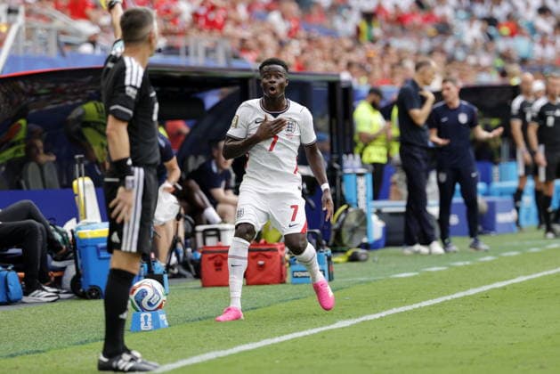 FIFA World Cup, WM, Weltmeisterschaft, Fussball 2026 quarterfinals - Norway vs England Bukayo Saka of England gestures to an assistant referee during the FIFA World Cup 2026 quarterfinals match Norway against England, in Miami, Florida, USA, 11 July 2026. MIAMI United States  Copyright: xSHAWNxTHEWx
