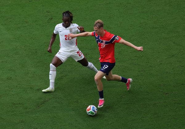 FIFA World Cup, WM, Weltmeisterschaft, Fussball 2026 quarterfinals - Norway vs England Eberechi Eze of England (L) and Torbjorn Heggem of Norway in action during the FIFA World Cup 2026 quarterfinals match Norway against England, in Miami, USA, 11 July 2026. MIAMI United States  Copyright: xCRISTOBALxHERRERA-ULASHKEVICHx