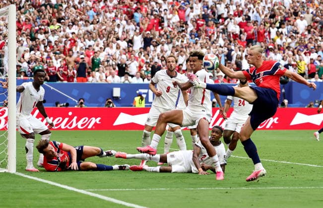 FIFA World Cup, WM, Weltmeisterschaft, Fussball 2026 quarterfinals - Norway vs England Erling Haaland (R) of Norway in action during the FIFA World Cup 2026 quarterfinals match Norway against England, in Miami, USA, 11 July 2026. MIAMI United States  Copyright: xRONALDxWITTEKx