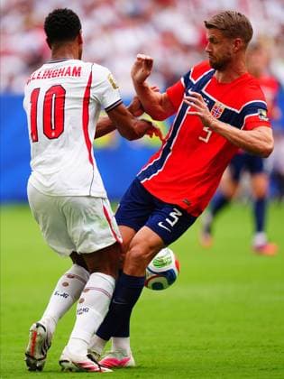 Norway v England - FIFA World Cup, WM, Weltmeisterschaft, Fussball 2026 - Quarter Finals MIAMI GARDENS, FLORIDA - JULY 11: Jude Bellingham (10) of England in action against Kristoffer Ajer (3) of Norway during the 2026 FIFA World Cup quarterfinal match between Norway and England at Miami Stadium in Miami Gardens, Florida, United States, on July 11, 2026. Evrim Aydin Anadolu Florida United States. Editorial use only. Please get in touch for any other usage.  Copyright: x2026xAnadoluxEvrimxAydinx