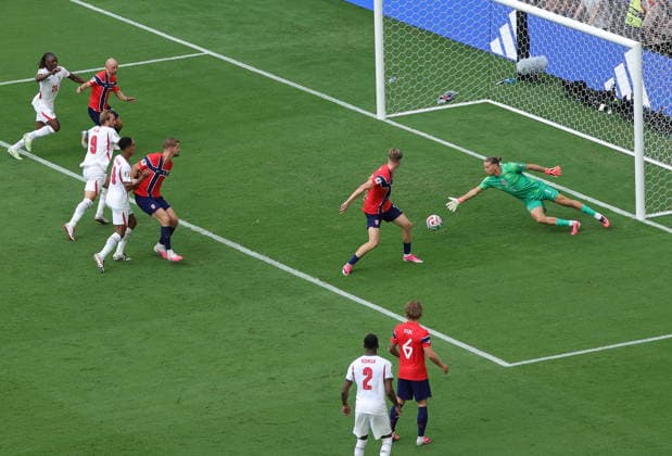 FIFA World Cup, WM, Weltmeisterschaft, Fussball 2026 quarterfinals - Norway vs England Goalkeeper Orjan Nyland of Norway (R) in action during the FIFA World Cup 2026 quarterfinals match Norway against England, in Miami, USA, 11 July 2026. MIAMI United States  Copyright: xCRISTOBALxHERRERA-ULASHKEVICHx