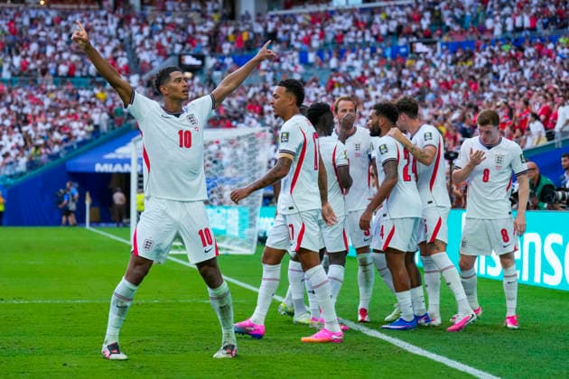Fotball-VM 2026: Norge - England Miami Gardens, Florida , USA 20260711. Engelsk jubel etter scoring av Jude Bellingham under kvartfinalen i fotball-VM 2026 mellom Norge og England pa Miami stadion. Foto: Fredrik Varfjell NTB Miami Gardens, Florida USA EDITORIAL USE ONLY. RESTRICTED USE FOR BETTING COMPANIES Ref:_SPORRoorEp283Q.jpg *** 2026 FIFA World Cup: Norway vs. England, Miami Gardens, Florida, USA 20260711 English fans celebrate after Jude Bellingham scores during the quarterfinal match of the 2026 FIFA World Cup between Norway and England at Miami Stadium. Photo: Fredrik Varfjell, NTB, Miami Gardens, Florida, USA. EDITORIAL USE ONLY. RESTRICTED USE FOR BETTING COMPANIES.  Copyright: xFredrikxVarfjellx xNTBx