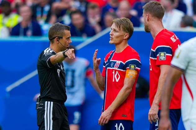 Fotball-VM 2026: Norge - England Miami Gardens, Florida , USA 20260711. Dommer lement Turpin og Martin odegaard under kvartfinalen i fotball-VM 2026 mellom Norge og England pa Miami stadion. Foto: Fredrik Varfjell NTB Miami Gardens, Florida USA EDITORIAL USE ONLY. RESTRICTED USE FOR BETTING COMPANIES Ref:_SPOdDYtN_2oupY.jpg *** 2026 FIFA World Cup: Norway vs. England, Miami Gardens, Florida, USA 20260711 Referee Lement Turpin and Martin Ødegaard during the quarterfinal match of the 2026 FIFA World Cup between Norway and England at Miami Stadium. Photo: Fredrik Varfjell, NTB, Miami Gardens, Florida, USA. EDITORIAL USE ONLY. RESTRICTED USE FOR BETTING COMPANIES.  Copyright: xFredrikxVarfjellx xNTBx
