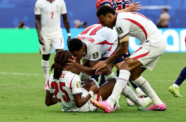 FIFA World Cup, WM, Weltmeisterschaft, Fussball 2026 quarterfinals - Norway vs England Djed Spence (L) of England and teammates react as a penalty is awarded to the team during the FIFA World Cup 2026 quarterfinals match Norway against England, in Miami, USA, 11 July 2026. The penalty was eventually cancelled following VAR review. MIAMI United States  Copyright: xRONALDxWITTEKx