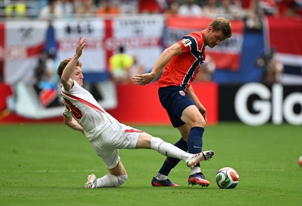 (260712) -- MIAMI, July 12, 2026 -- Anthony Gordon (L) of England vies with Alexander Sorloth of Norway during the quarter final match between Norway and England at the 2026 FIFA World Cup, WM, Weltmeisterschaft, Fussball at the Miami Stadium in Miami, the United States, July 11, 2026. ) (SP)U.S.-MIAMI-FOOTBALL-FIFA WORLD CUP-QUARTER FINAL-NOR VS ENG ChengxMin 