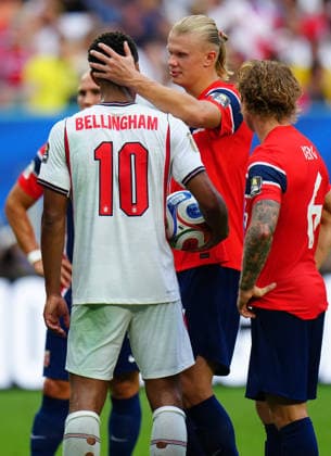 (260712) -- MIAMI, July 12, 2026 -- Erling Haaland (C) of Norway hugs Jude Bellingham (L) of England during the quarter final match between Norway and England at the 2026 FIFA World Cup, WM, Weltmeisterschaft, Fussball at the Miami Stadium in Miami, the United States, July 11, 2026. ) (SP)U.S.-MIAMI-FOOTBALL-FIFA WORLD CUP-QUARTER FINAL-NOR VS ENG JiaxHaocheng 